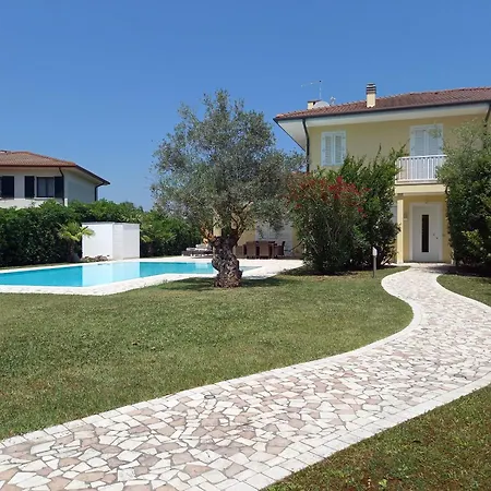 Maria Villa *